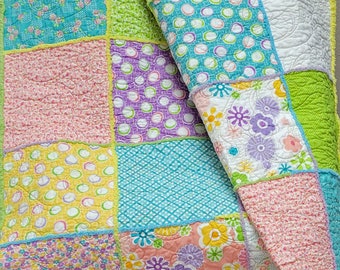 Dekbed met kleurrijke patchwork, jaren 70 felle kleuren met chenille afgewerkte deken