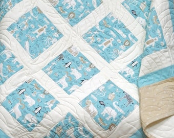 Handgemaakte patchwork babyquilt, blauwgroenblauwe dierenprint, 40 x 40