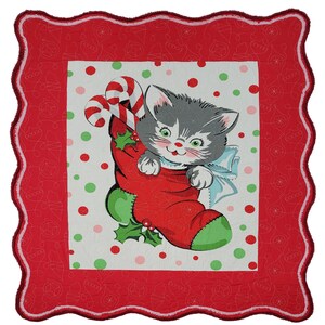 以下が含まれることがあります： クリスマスをテーマにしたキルト。赤い靴下から顔を出す灰色の猫とキャンディケインが描かれています。キルトは、スカラップエッジの赤いボーダーと、赤と緑のドットの白いセンターを備えています。
