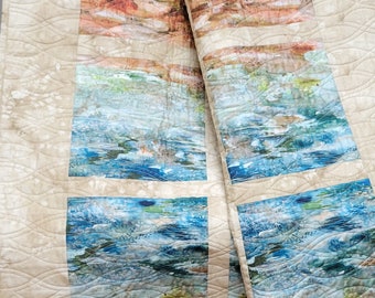 Handgemaakte patchwork deken quilt, bergen en rivierthema