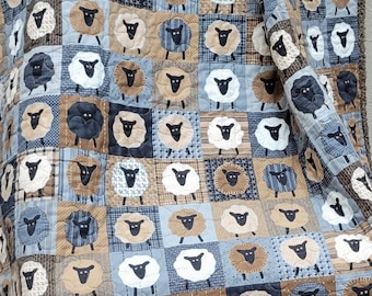 Handgemaakte babyquilt, gewatteerde deken met imitatiepatchwork schapenprint