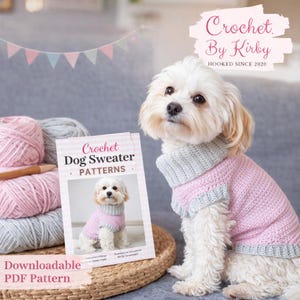 Op de afbeelding: Een kleine witte hond draagt een roze en grijze gehaakte hondentrui, naast een boek met de titel "Crochet Dog Sweater PATTERNS". Het boek en de trui hebben dezelfde kleur. De tekst "Crochet By Kirby" staat in de rechterbovenhoek.