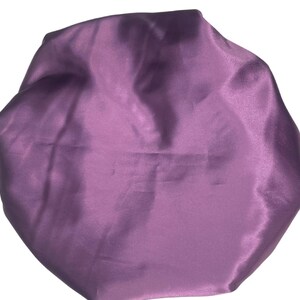 Op de afbeelding: Een paarse satijnen slaapmuts om het haar te beschermen tijdens het slapen.