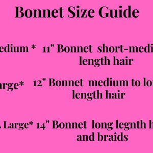 Op de afbeelding: Een roze achtergrond met zwarte tekst die een bonnet-maattabel beschrijft. De tabel geeft drie maten: Medium (11 inch), Large (12 inch) en XL Large (14 inch). Elke maat wordt beschreven met de bijbehorende haallengte waarvoor deze het beste geschikt is.