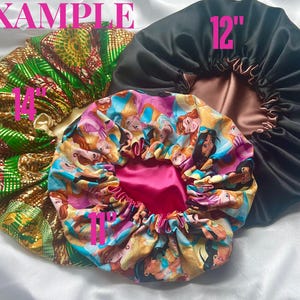 Op de afbeelding: Drie satijnen haarbonnets in verschillende maten en patronen. De grootste bonnet is zwart met een diameter van 12 inch. De middelste bonnet is een kleurrijk print met een diameter van 11 inch. De kleinste bonnet is groen en goud met een diameter van 14 inch.