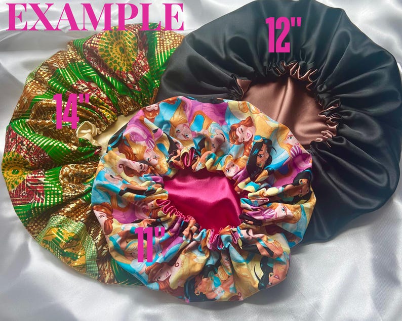 Op de afbeelding: Drie satijnen haarbonnets in verschillende maten en patronen. De grootste bonnet is zwart met een diameter van 12 inch. De middelste bonnet is een kleurrijk print met een diameter van 11 inch. De kleinste bonnet is groen en goud met een diameter van 14 inch.
