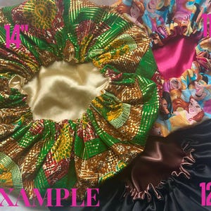 Op de afbeelding: Drie satijnen bonnets in verschillende patronen en kleuren. De eerste bonnet is groen en goud met een diameter van 14 inch. De tweede bonnet is roze met een prinsessen-thema en een diameter van 11 inch. De derde bonnet is zwart met een diameter van 12 inch.