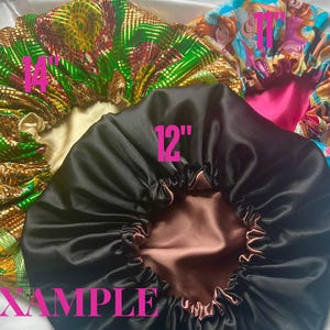 Op de afbeelding: Drie satijnen bonnets in verschillende kleuren en patronen. De bonnets zijn 12 inch en 14 inch in diameter. De tekst "EXAMPLE" is op de afbeelding gedrukt.