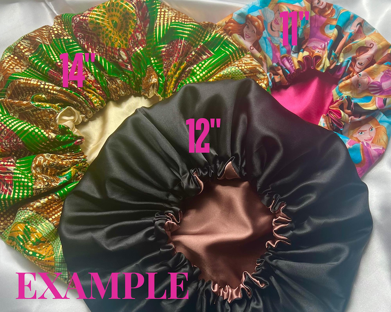 Op de afbeelding: Drie satijnen bonnets in verschillende kleuren en patronen. De bonnets zijn 12 inch en 14 inch in diameter. De tekst "EXAMPLE" is op de afbeelding gedrukt.