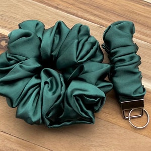Emarald Green Mother&#39;s Day Gift Set, Gift for Her, Best Mom Ever, Scrunchie Gift Set, Gift for Daughter, Green Scrunchie and Key Chain
