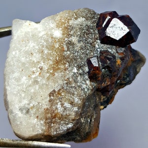 311.0 CT Lovely Raw Garnet on Quartz Crystal Specimen - Top Quality Rare Terminated Well Natural Garnet On Quartz Crystal Specimen
