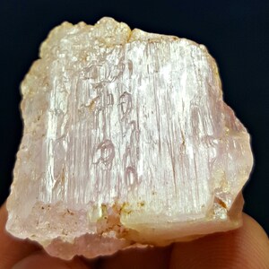 132,0 CT vattenetsad rosa kunzitkristall - Afghanistan bild 2