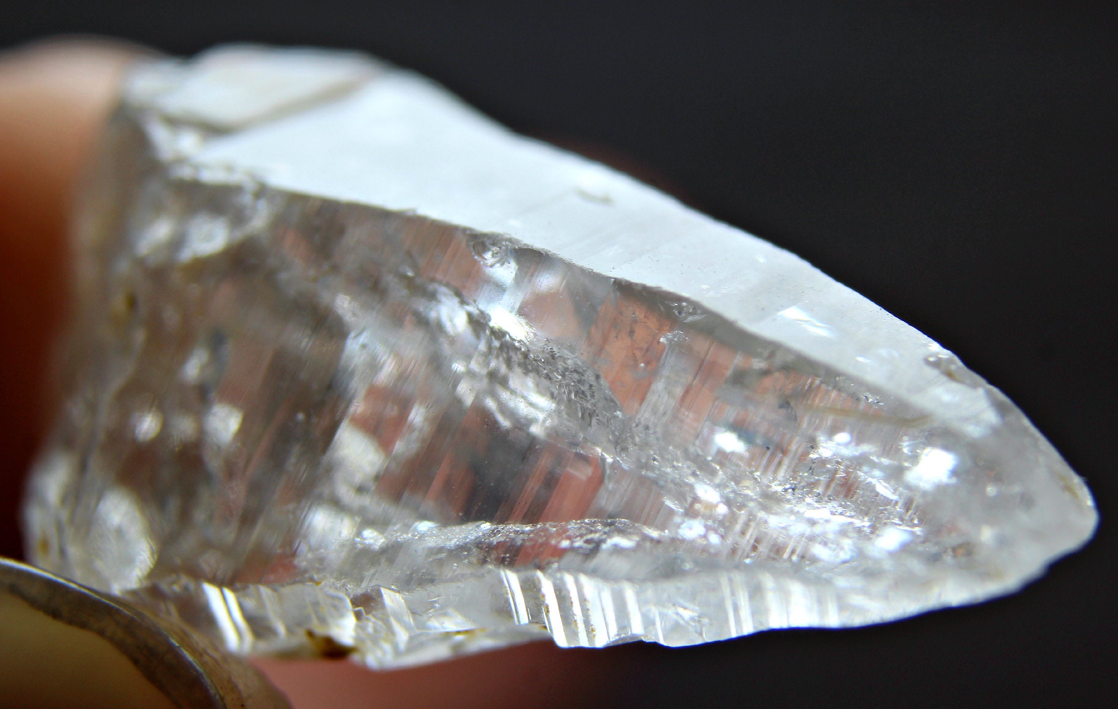 18.0カラットの希少な未鑑定の尖った透明クリスタル、パキスタンの