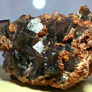 ¡Espécimen de museo de cristal de calcita de diente de perro de color rojo, pirámide de cubo grande de 735,0 g, fluorita natural púrpura para su galería!