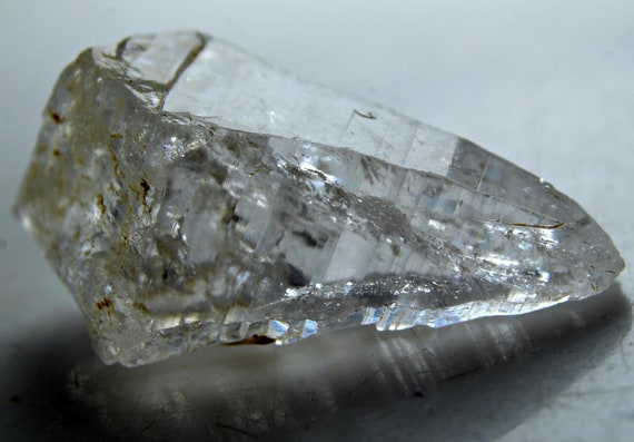 18.0カラットの希少な未鑑定の尖った透明クリスタル、パキスタンの