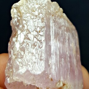 132,0 CT vattenetsad rosa kunzitkristall - Afghanistan bild 3