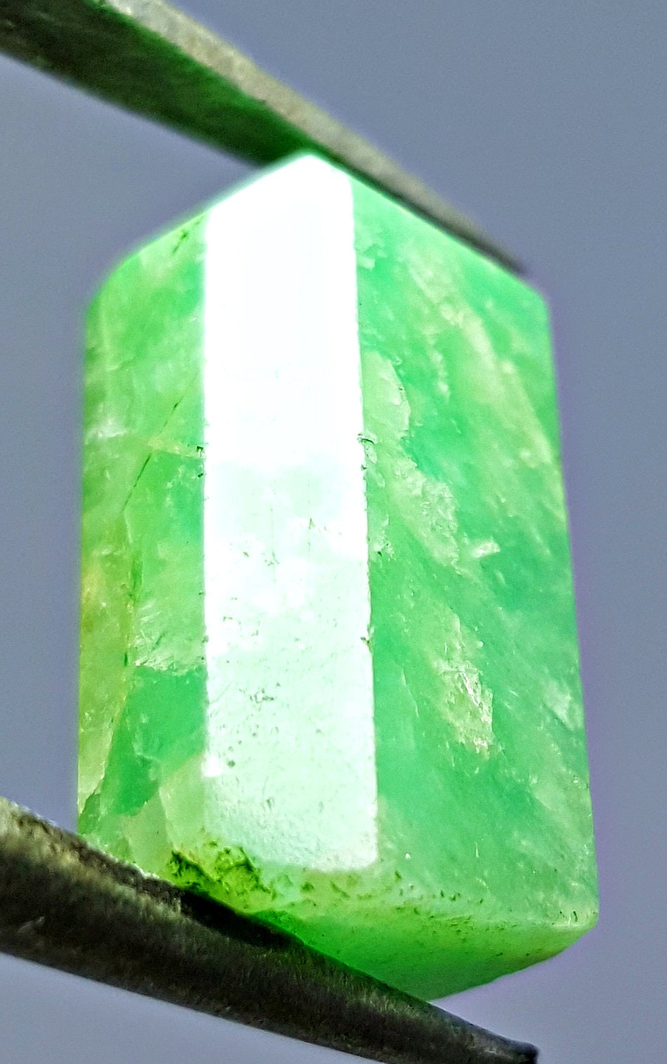 21.0 Ct Lovely Rare Top Quality Lustrous Translucent Green