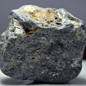 Glittrande antimonmineralprov, sällsynt jordartsmetall, 187,0 gram