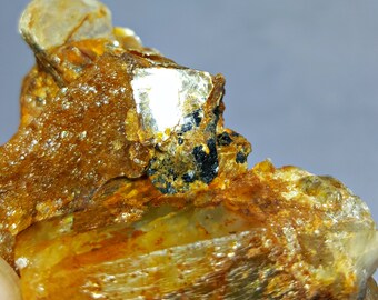 アクアマリンとガーネットの結晶標本：パキスタン、スカルドゥ産の水