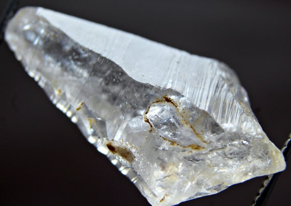 18.0カラットの希少な未鑑定の尖った透明クリスタル、パキスタンの