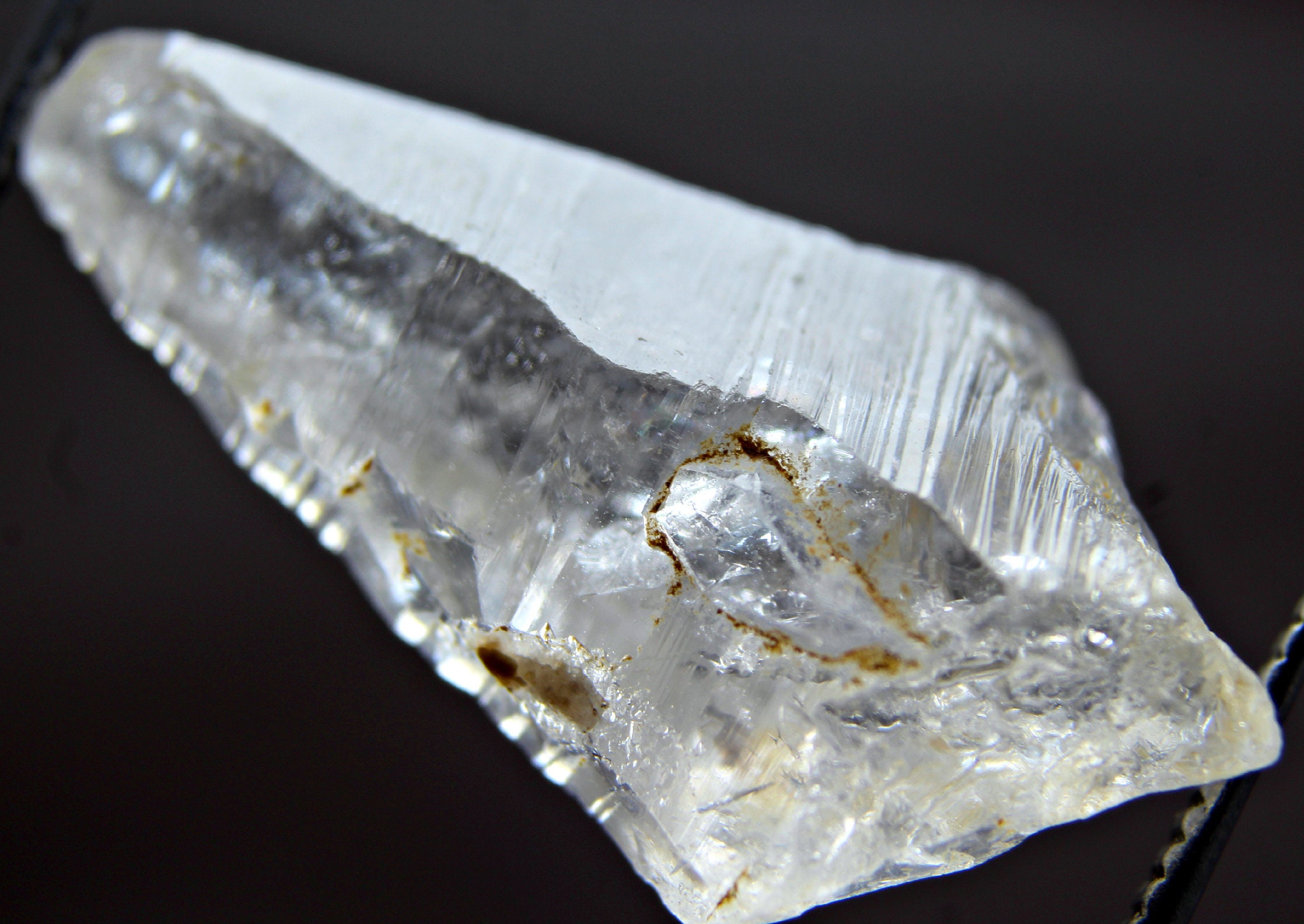 18.0カラットの希少な未鑑定の尖った透明クリスタル、パキスタンの