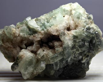 28.0カラットの神聖な品質の希少な未知の原石クリスタル - コレクター