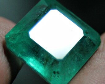 32カラットの天然グリーンエメラルド宝石：エメラルドカット