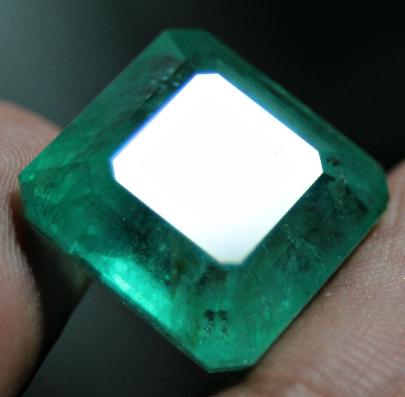 32カラットの天然グリーンエメラルド宝石：エメラルドカット