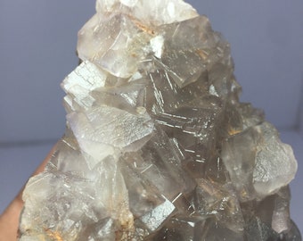 420.0グラムの見事な希少なグレーカラーの天然蛍石結晶（雲母標本