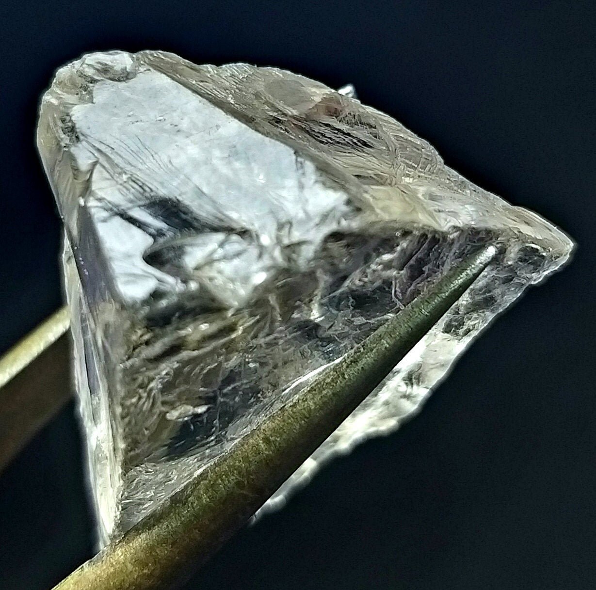 28.0カラットの神聖な品質の希少な未知の原石クリスタル - コレクター