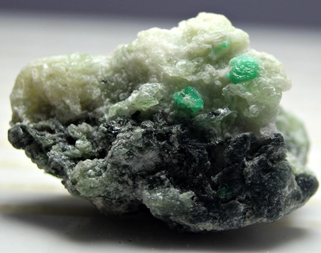 天然グリーンエメラルド標本 方解石標本上の雄大なグリーンエメラルド結晶 - VVS品質