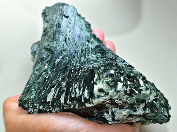 1.0 KG Tremendous Rare Top Higest Quality Natural Green Actinolite