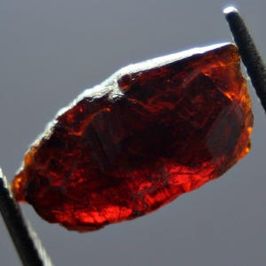 Cristal de condrodita vermelha transparente incomum de 3,50 ct, Badakhshan, Afeganistão - Cristal de condrodita vermelha natural totalmente terminado para colecionadores!