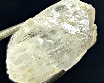 Cristal de kunzita natural transparente, raro y llamativo, con marcas de agua (29,0 ct), grabado al agua.