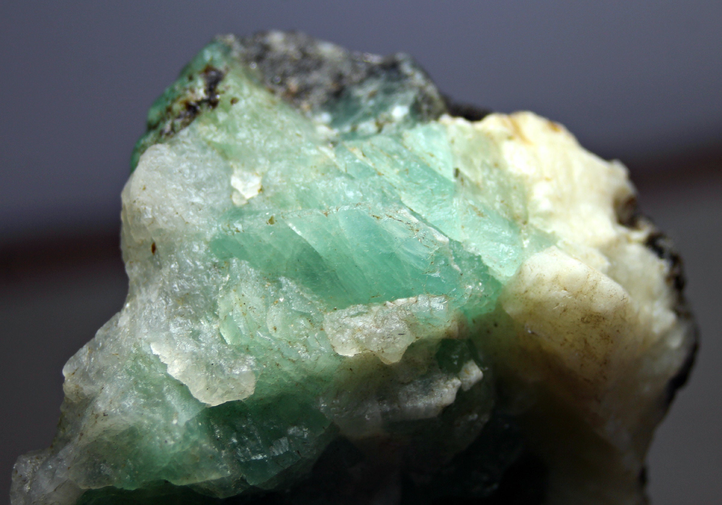 大きなエメラルド結晶の束の標本 - 世界的に希少な緑豊かな