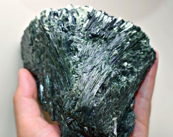 Actinolite 原石 鉱物標本 針状結晶 深緑色 高品質 コレクション il_340x270.2995141438_psz5.jpg