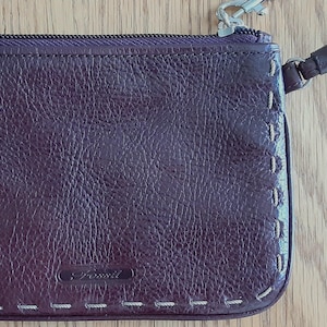 Cartera pequeña de mano Fossil de piel auténtica con cremallera, 15 x 10,8 cm, color marrón oscuro