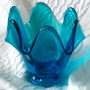 Vintage L.E. Smith blue handkerchief glass bowl with ruffled edge.