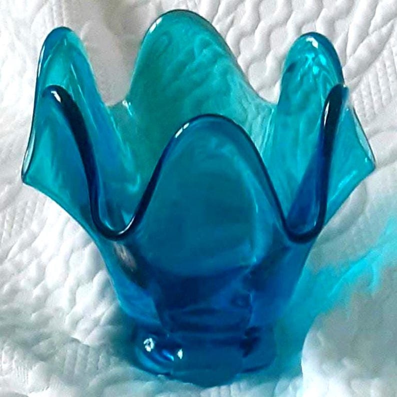 Vintage L.E. Smith blue handkerchief glass bowl with ruffled edge.