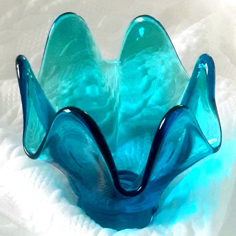 Side view showing hand-blown ruffled design.