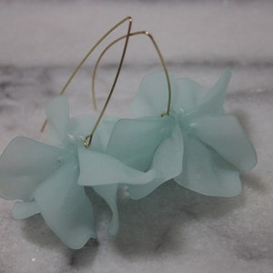 Pale Blue Petal Drop Hook Oorbellen Verklaring acryl oorbellen met gouden draad Bloemensieraden Cadeaus voor haar, vriend en Valentijnsdag afbeelding 2