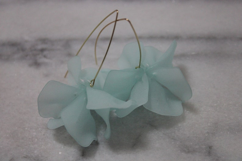 Pale Blue Petal Drop Hook Oorbellen Verklaring acryl oorbellen met gouden draad Bloemensieraden Cadeaus voor haar, vriend en Valentijnsdag afbeelding 2