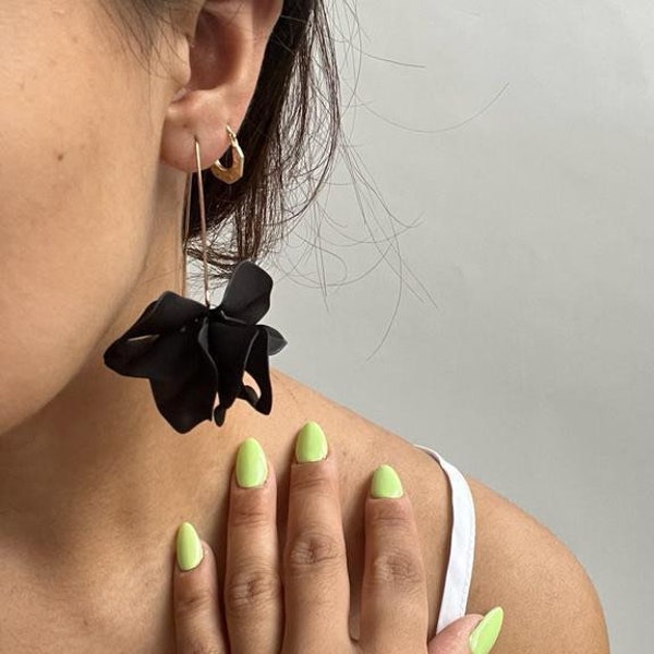 Samt-Petunia-Ohrringe mit schwarzem Acryl-Blütenblatt und Haken-Statement