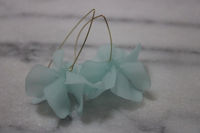 Pale Blue Petal Drop Hook Oorbellen Verklaring acryl oorbellen met gouden draad Bloemensieraden Cadeaus voor haar, vriend en Valentijnsdag afbeelding 3