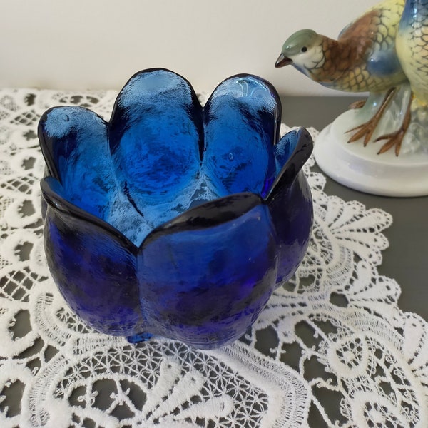 Vase bleu cobalt en verre moulé sur pieds forme boule corolle vintage des années 60 / petit vase sur pieds ancien en verre de couleur bleu