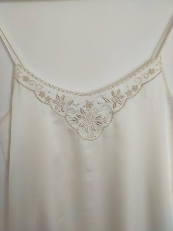 chemise de nuit en soie brodée ancienne / nuisette