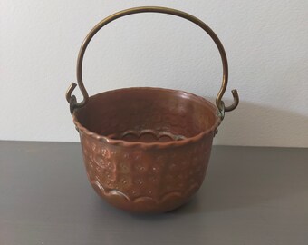 Small old Villedieu copper cauldron with handle / old French copper cauldron / signed hammered copper cauldron / copper decoration