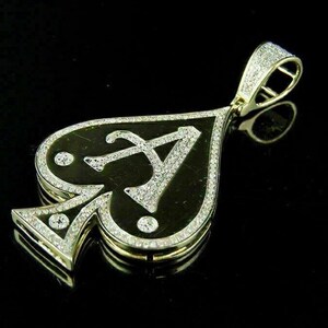 Diamante de corte redondo de 2 quilates, oro amarillo de 14 quilates sobre as de picas, colgante pavé, damas de honor, cumpleaños, boda, clásico, regalo para ella, él