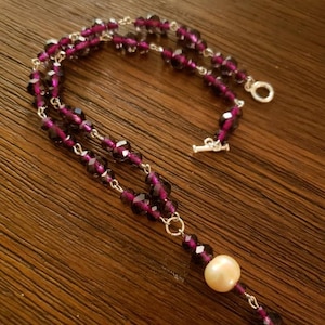 Collier en verre violet