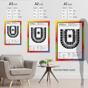 Puede incluir: Se muestran tres carteles de conciertos de diferentes tamaños, etiquetados A3, A2 y A1. Cada cartel presenta un diagrama en blanco y negro del recinto con el nombre de la banda "RADIOHEAD" en la parte superior. El cartel A3 mide 42,0 x 29,7 cm, el A2 mide 59,4 x 42,0 cm y el A1 mide 84,1 x 59,4 cm.